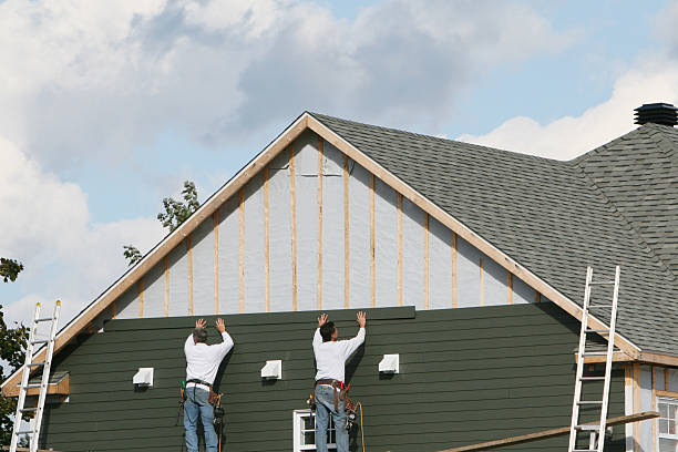 Professional Siding technician working in Eaton Park, FL